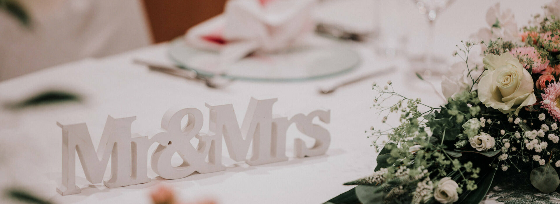 Mr and Mrs im Reschenhof Schild mit Mr und Mrs auf einem schönen Tisch