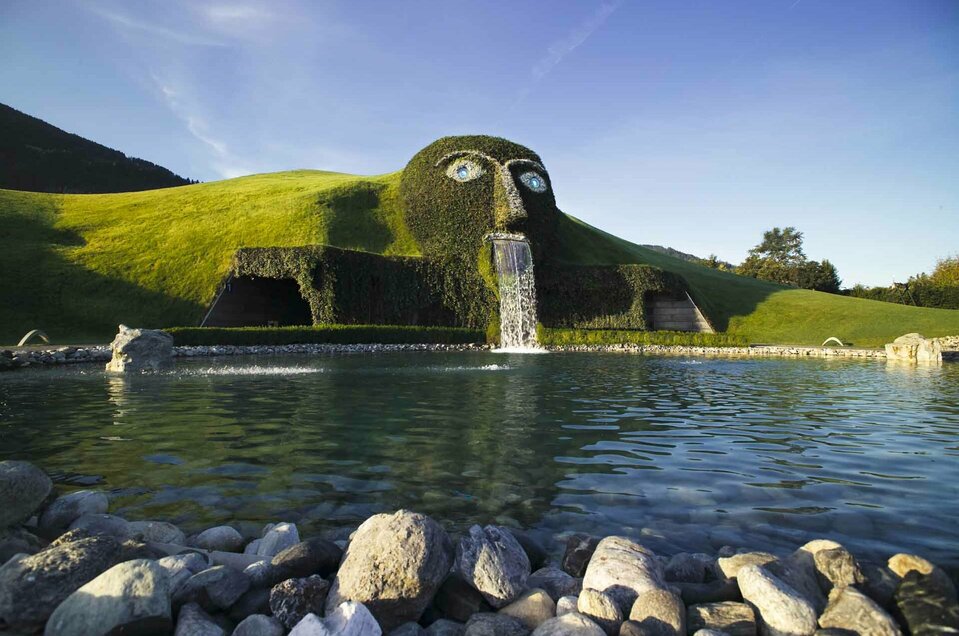 Swarovski Kristallwelten in Wattens Riese beim Teich in den Swarovski-Kristallwelten in Wattens