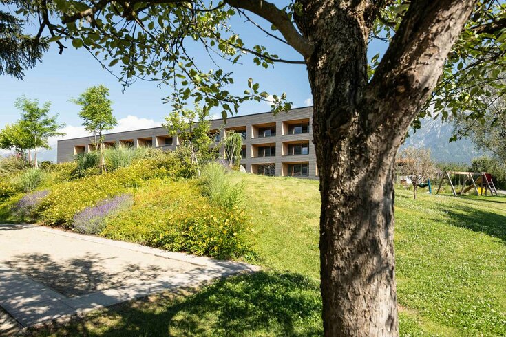 Außenansicht des Neubaus mit Gartenanlage