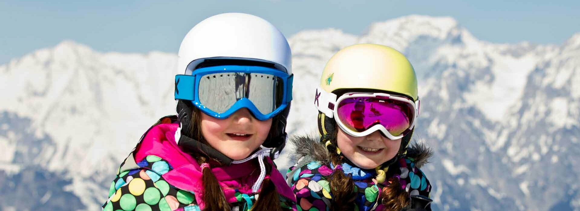 Skispaß für die ganze Familie am Glungezer Kinder fahren Ski auf dem Glungezer
