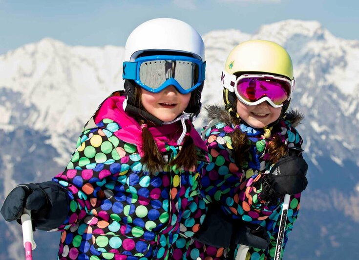Skispaß für die ganze Familie am Glungezer Kinder fahren Ski auf dem Glungezer