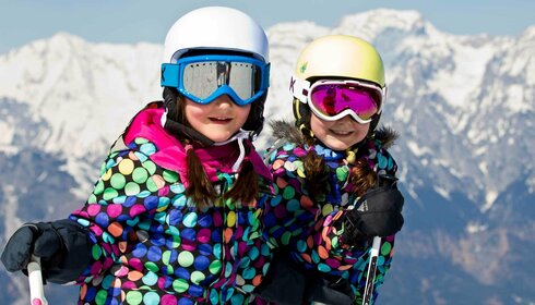 Kinder fahren Ski auf dem Glungezer