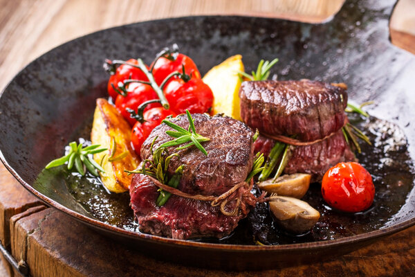 Wildfleisch mit Gemüse in einer Pfanne