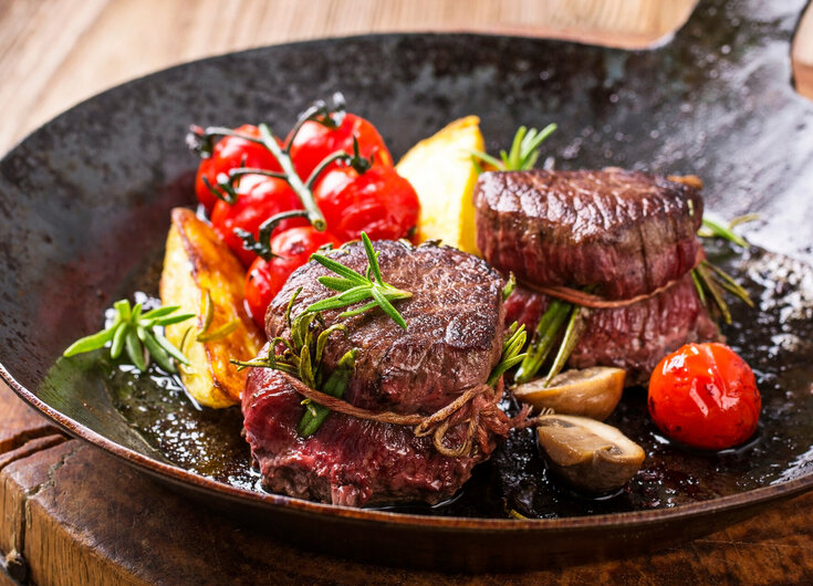 Frische Wildgerichte Wildfleisch mit Gemüse in einer Pfanne