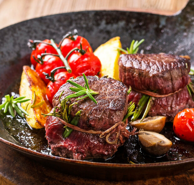 Bodenständige Tiroler Küche Wildfleisch mit Gemüse in einer Pfanne