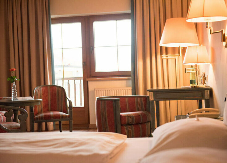 Sessel und Bett im Zimmertyp „Business“