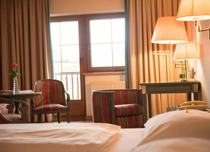 Zimmer "Business" Sessel und Bett im Zimmertyp „Business“