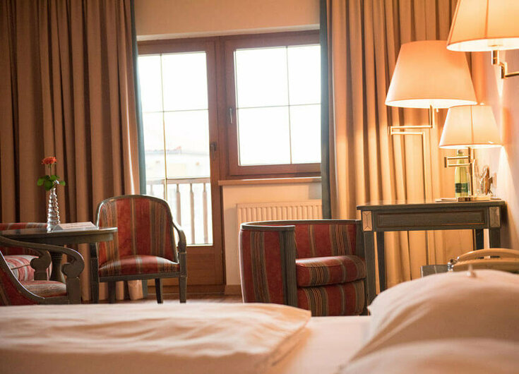 Zimmer "Business" Sessel und Bett im Zimmertyp „Business“