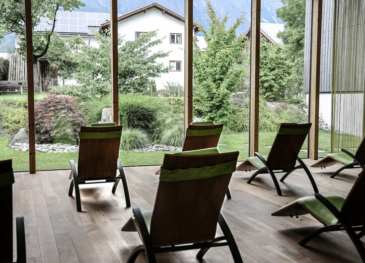 Liegen im Ruheraum mit Blick nach draußen