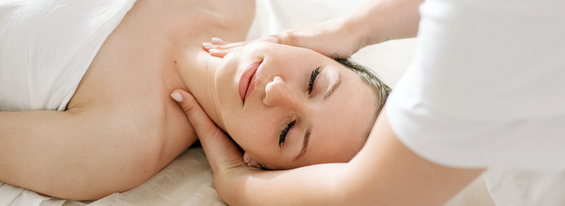 Massagen und Behandlungen im Beauty Pavillon Frau erhält Nackenmassage