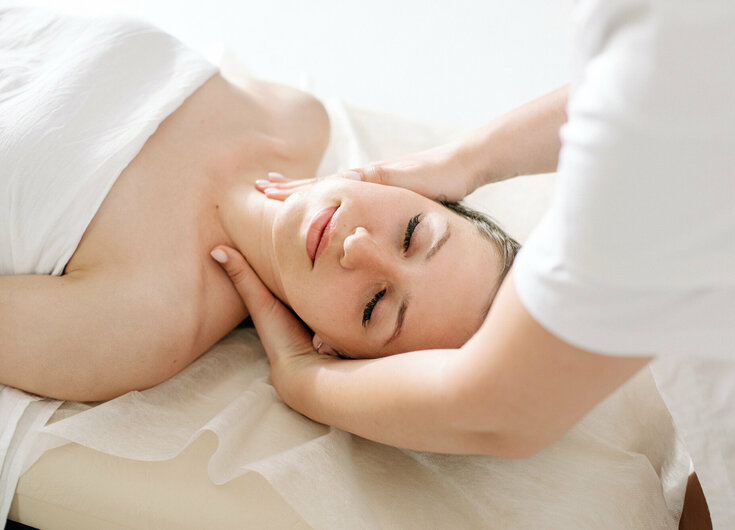 Massagen und Behandlungen im Beauty Pavillon Frau erhält Nackenmassage