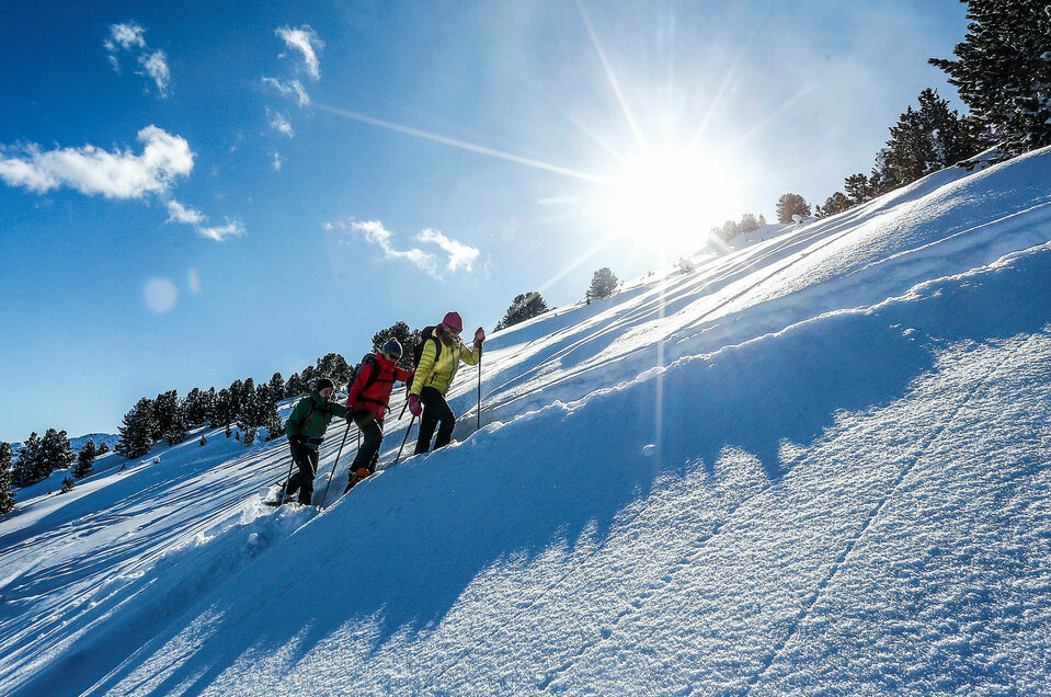 Schneeschuhwandern Schneeschuhwanderer in Tulfes