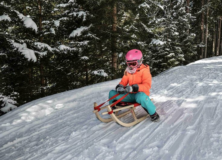Rodeln am Wattenberg Kind auf der Rodelbahn Kreuztaxen