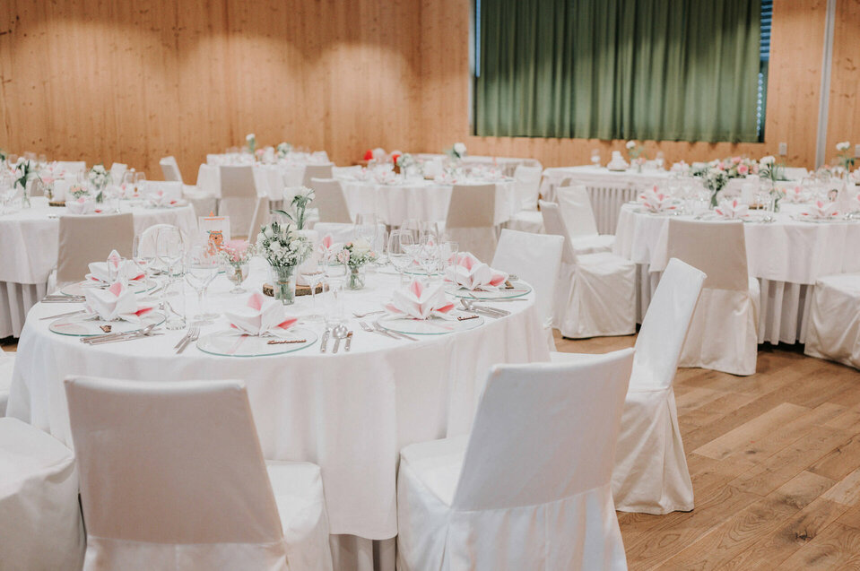 Weddings at the Reschenhof Schön gedeckte Tische für eine Hochzeit im Reschenhof