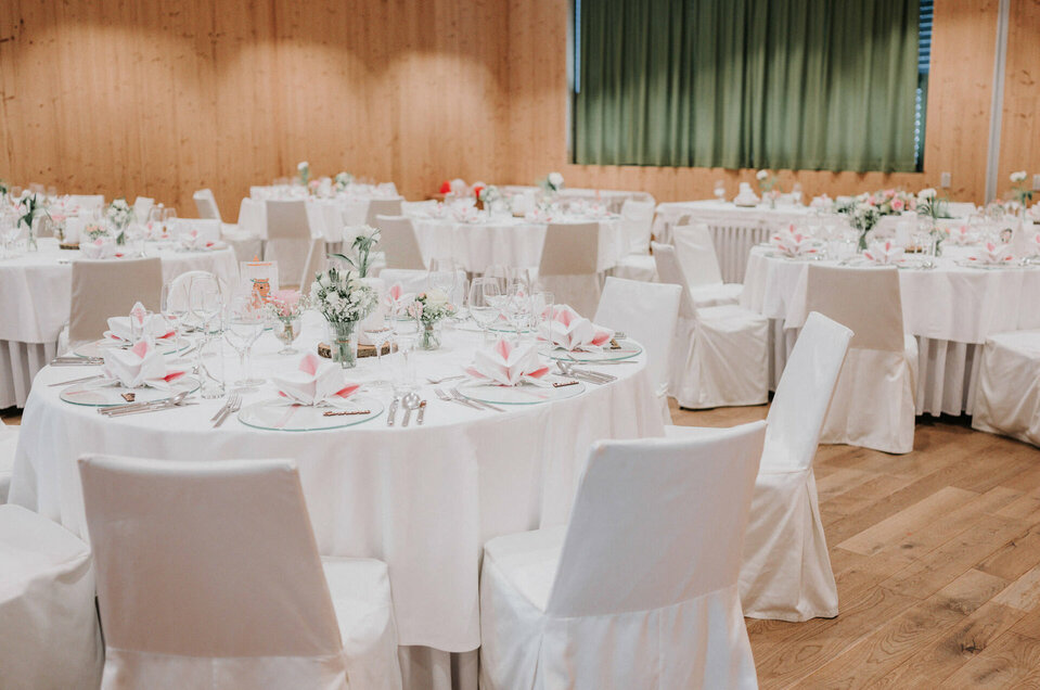 Hochzeiten im Reschenhof Schön gedeckte Tische für eine Hochzeit im Reschenhof