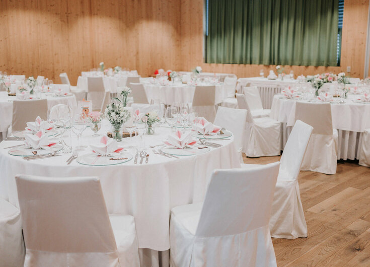 Hochzeiten im Reschenhof Schön gedeckte Tische für eine Hochzeit im Reschenhof