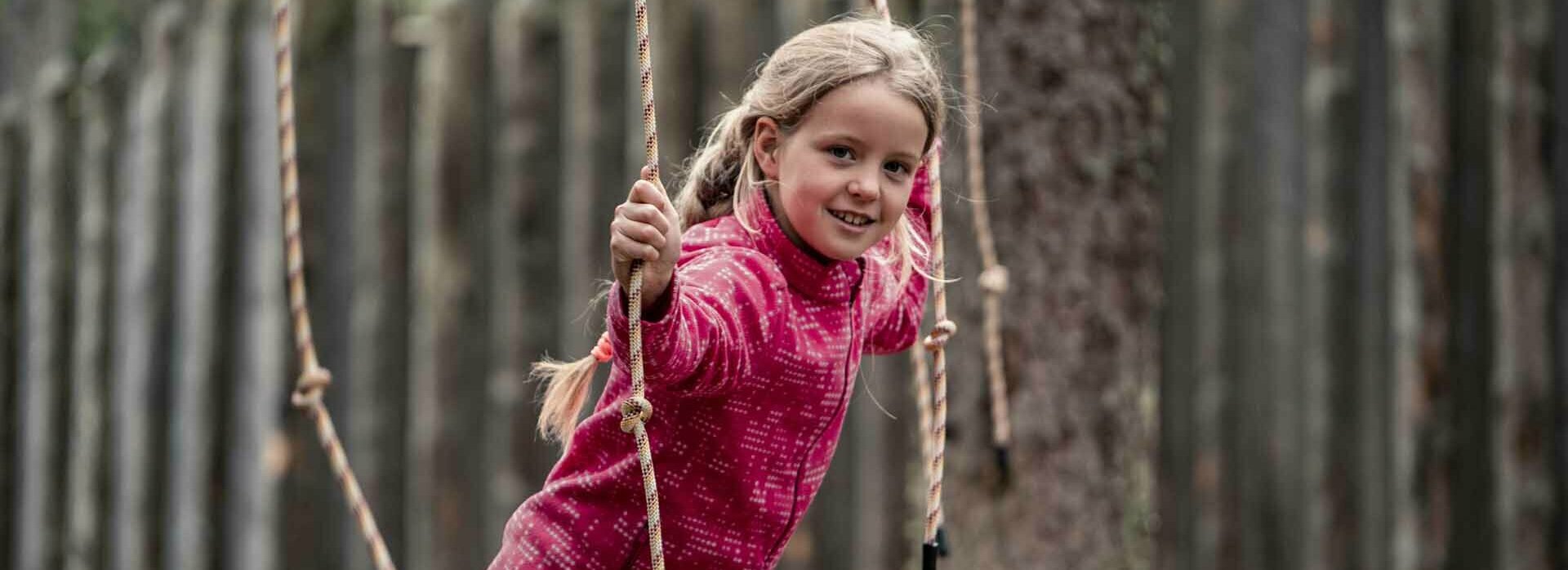 Niederseilgarten am Glungezer Kind spielt im Niederseilgarten der Erlebniswelt Kugelwald auf dem Glungezer