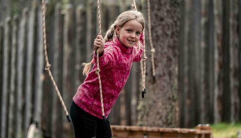 Family & Kids Kind spielt im Niederseilgarten der Erlebniswelt Kugelwald auf dem Glungezer