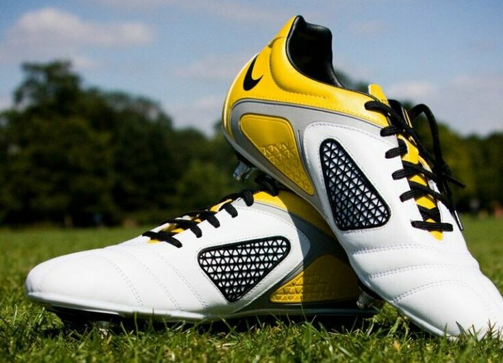 Fußballschuhe auf Spielfeld