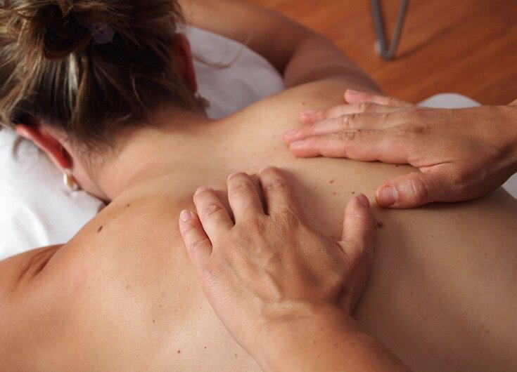 Massage-Angebot im Reschenhof Frau wird massiert