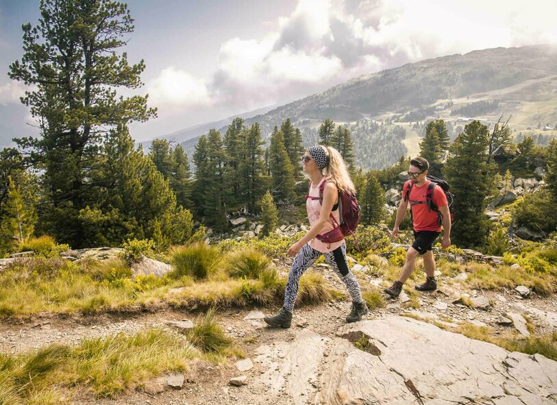 Wanderer auf dem Zirbenweg in Tulfes