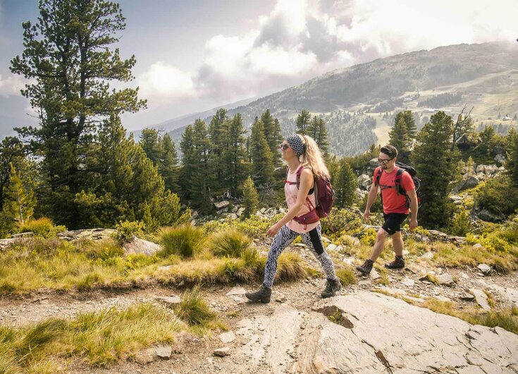 Wandern am Zirbenweg Wanderer auf dem Zirbenweg in Tulfes