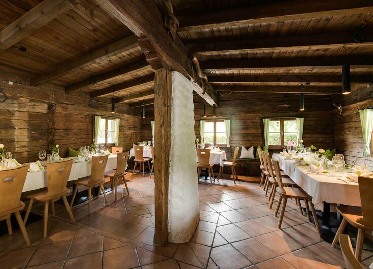 Die Reschenalm gleich neben dem Reschenhof Reschenalm mit gedeckten Tischen