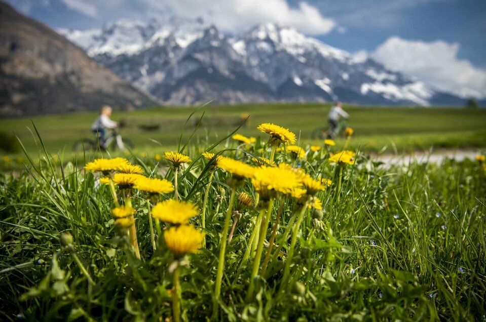 Frühling in der Region Kinder radeln durch Tulfes in der Region Hall-Wattens
