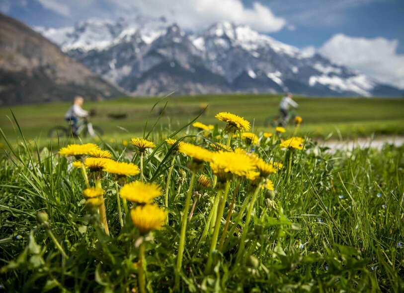 Frühling in der Region Kinder radeln durch Tulfes in der Region Hall-Wattens