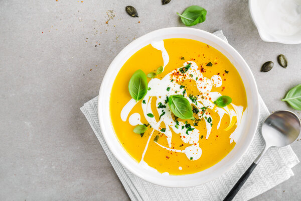 Schöne angerichtete Kürbiscremesuppe im Reschenhof