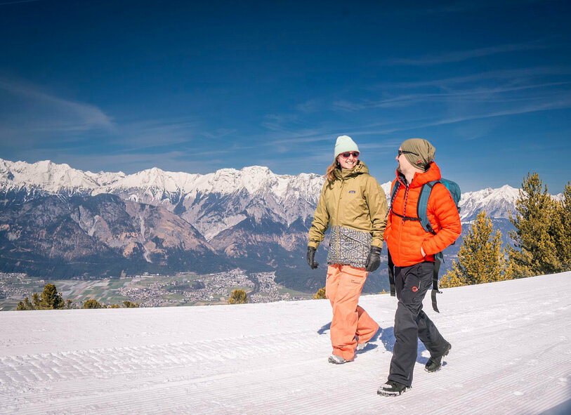 2 Winteranderer am Glungezer mit Blick ins Inntal