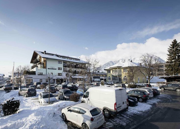 Außenansicht des Reschenhofs mit Parkplatz im Winter