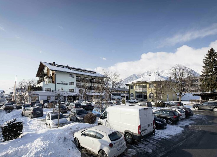 Außenansicht des Reschenhofs mit Parkplatz im Winter