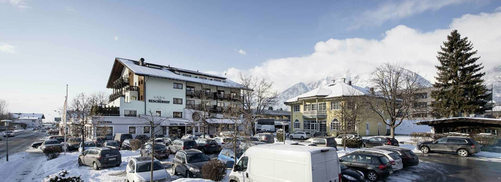 Außenansicht des Reschenhofs mit Parkplatz im Winter