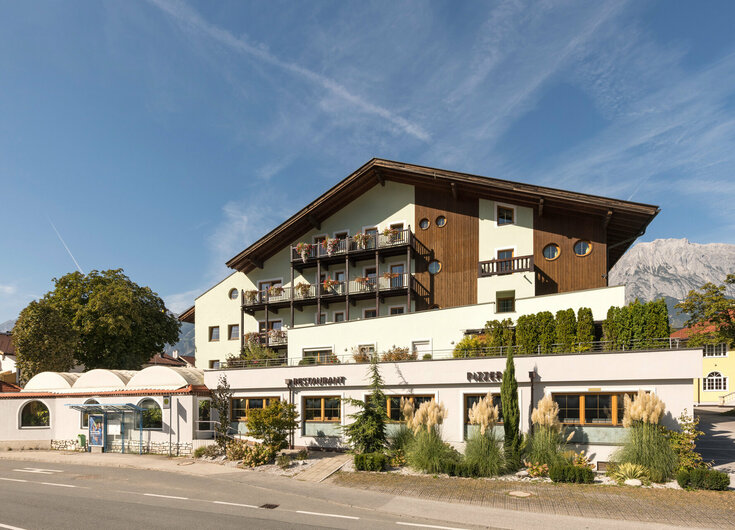 Hauptgebäude des Reschenhofs Hauptgebäude des Reschenhofs im Sommer