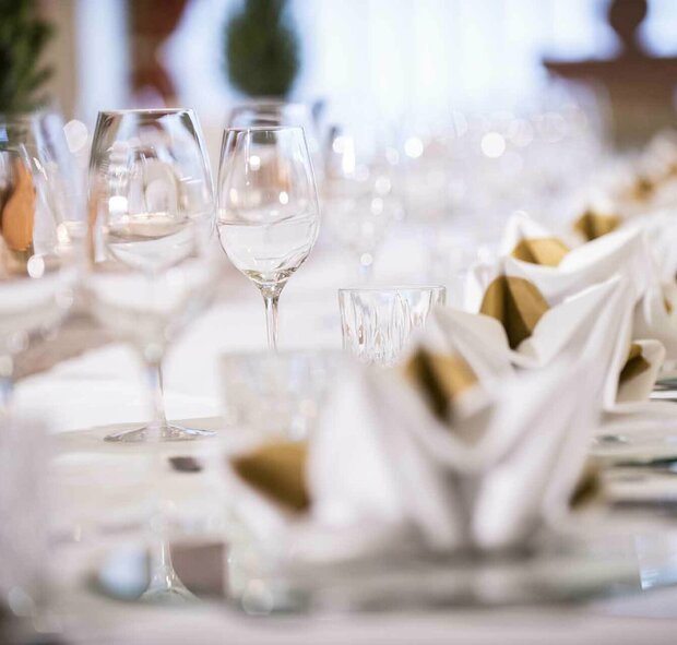 HEIRATEN IM HOTEL DER RESCHENHOF Gedeckte Hochzeitstafel mit Deko im Reschenhof