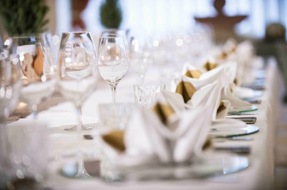 Gedeckte Hochzeitstafel Gedeckte Hochzeitstafel mit Deko im Reschenhof