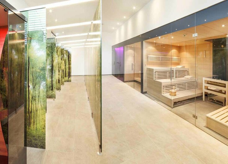 Sauna und Infrarotkabine im Wellnessbereich