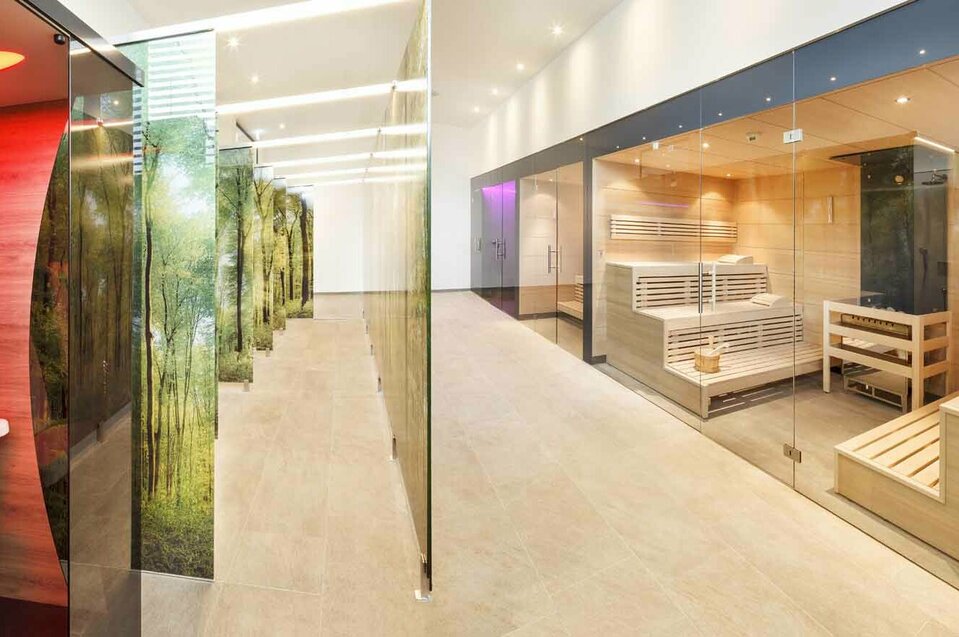 Sauna und Infrarotkabine im Wellnessbereich