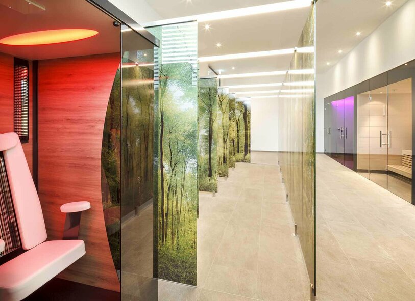 Infrarotkabine im Wellnessbereich