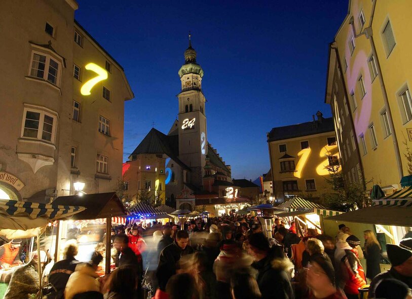 Advent in Hall in Tirol Blick auf die Kirche in Hall im Advent