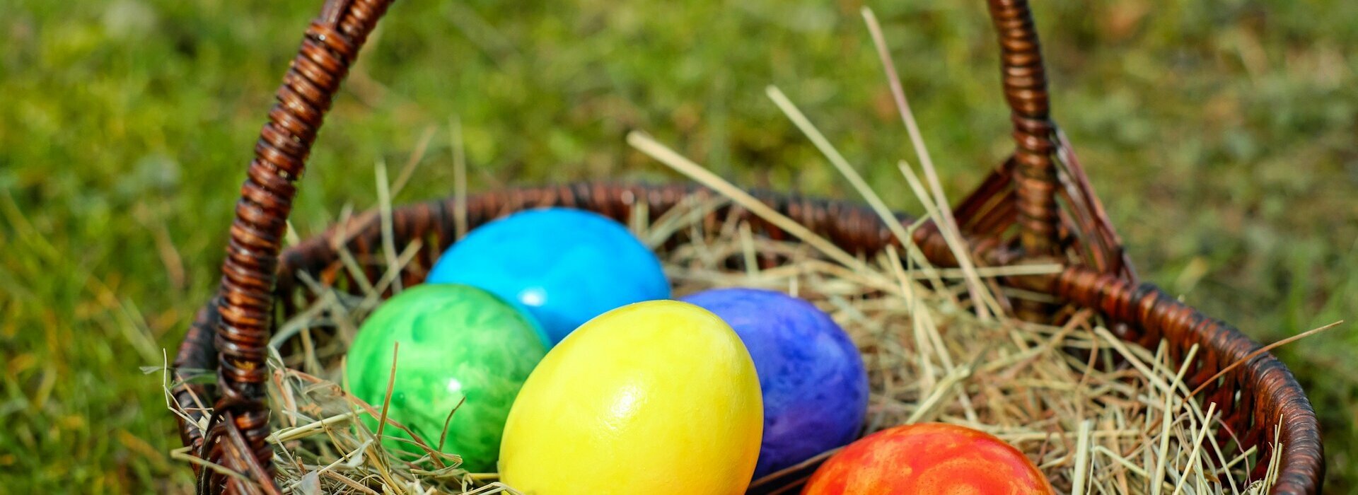 Korb mit Ostereiern und Stroh