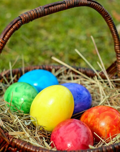 Korb mit Ostereiern und Stroh