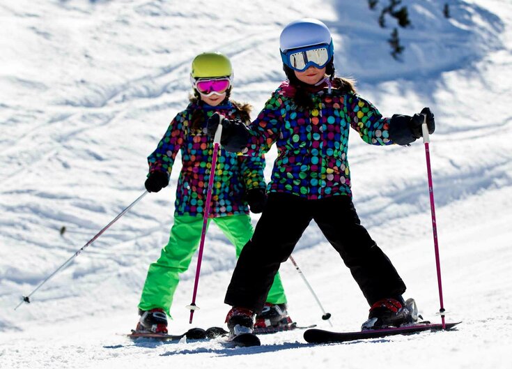 Skifahren freut auch die kleinen Gästen am Glungezer Kinder fahren Ski auf dem Glungezer