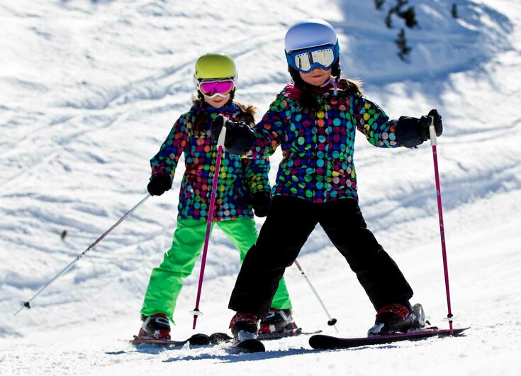 Skifahren freut auch die kleinen Gästen am Glungezer Kinder fahren Ski auf dem Glungezer