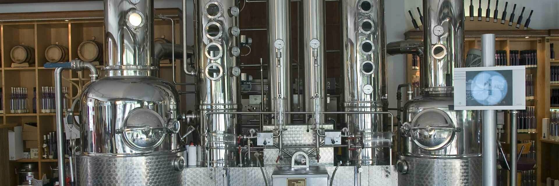 Destillationsanlage in der Schnapsbrennerei