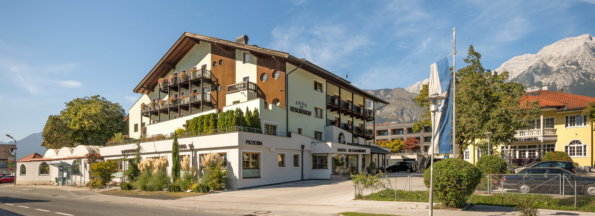 Außenansicht des Reschenhofs im Sommer