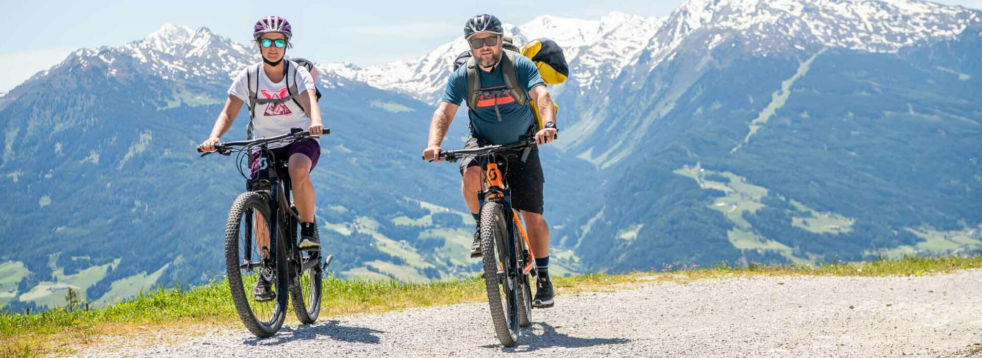 E-Biker in Gnadenwald auf dem Weg zur Walderalm