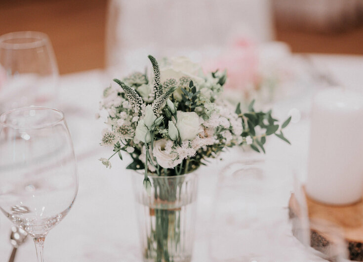 Heiraten im Reschenhof Hochzeitsstrauß auf einem Tisch