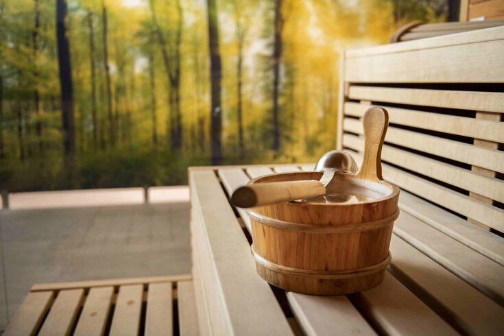 Aufgüsse in der Sauna im Reschenhof Kübel mit Wasser in der Sauna
